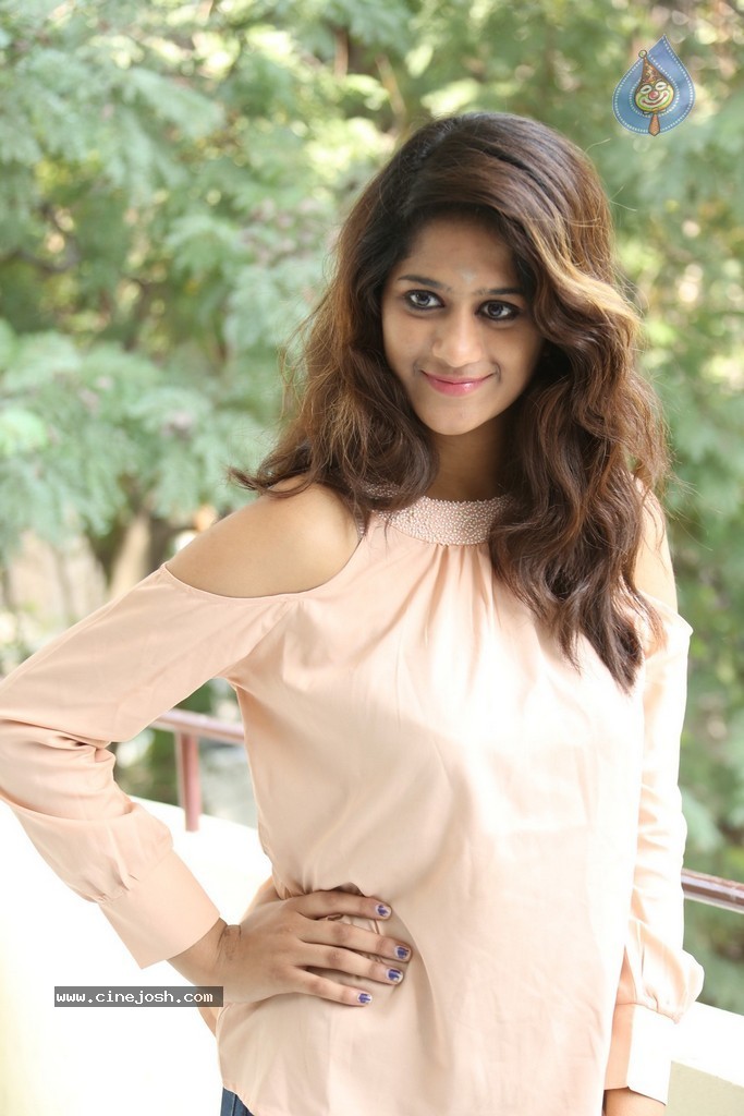 Harini New Stills - 46 / 98 photos