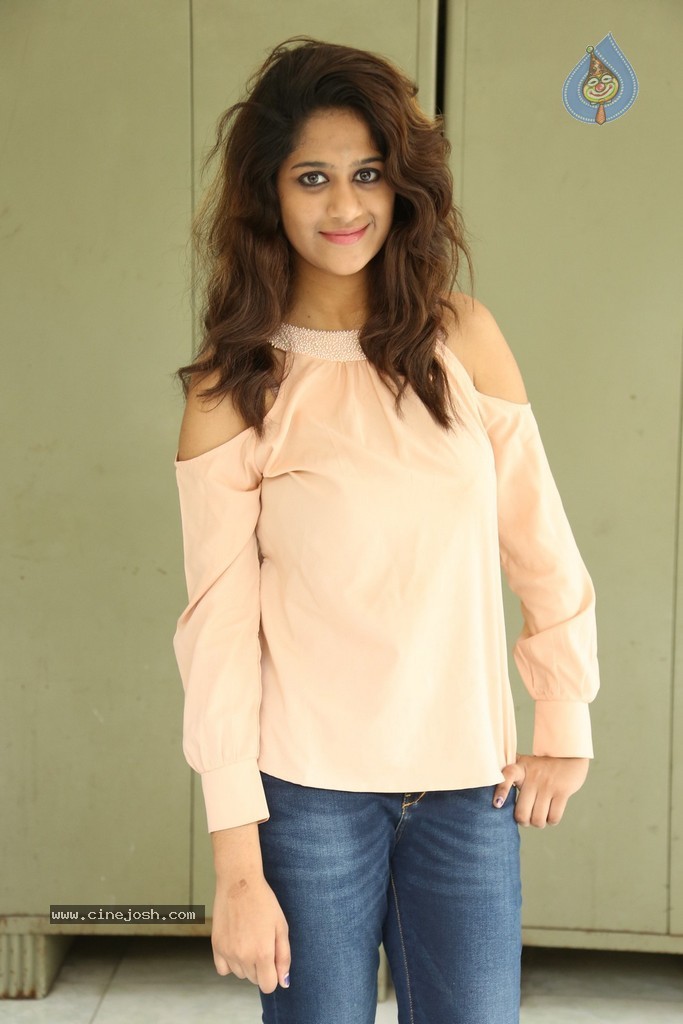 Harini New Stills - 56 / 98 photos