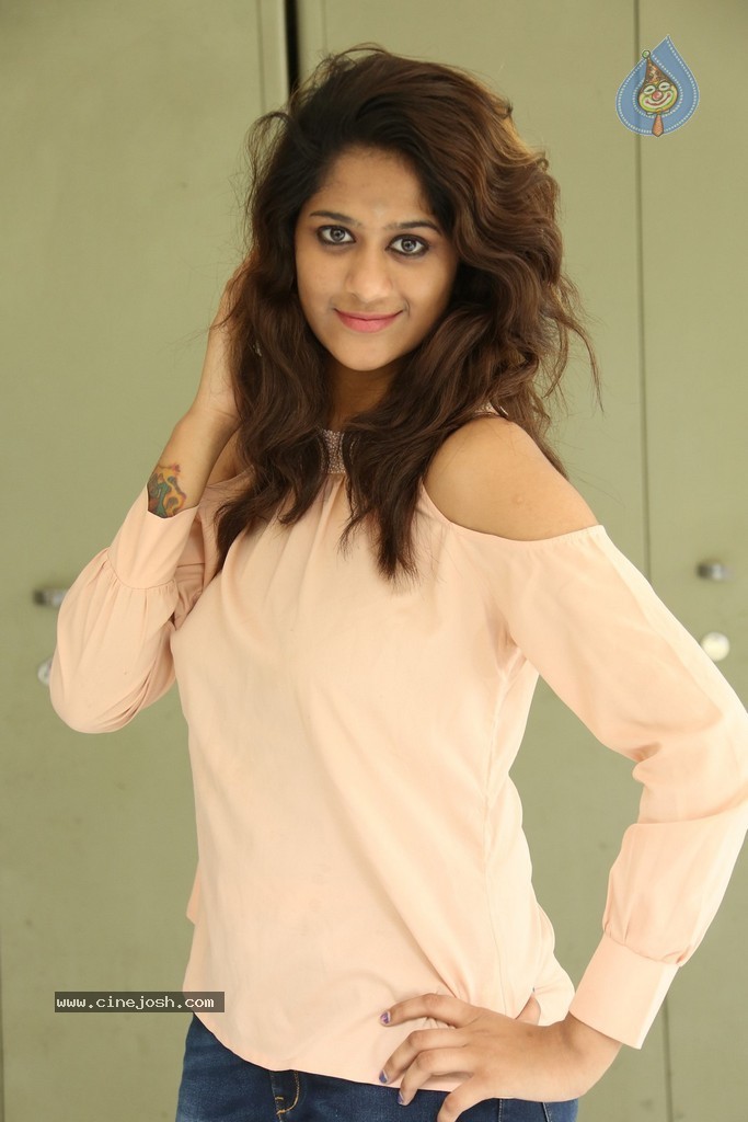 Harini New Stills - 71 / 98 photos