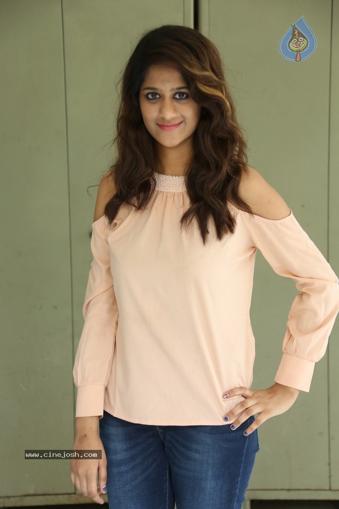 Harini New Stills - 73 / 98 photos