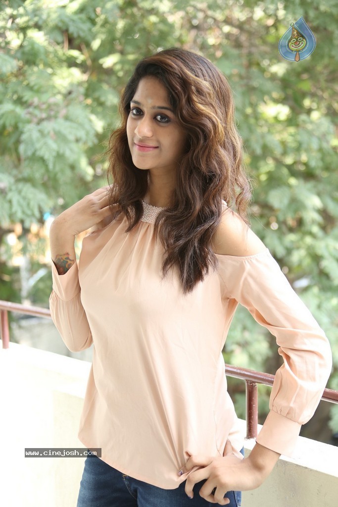 Harini New Stills - 78 / 98 photos