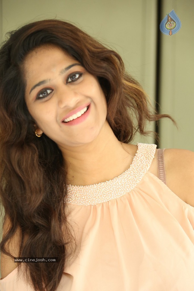 Harini New Stills - 87 / 98 photos