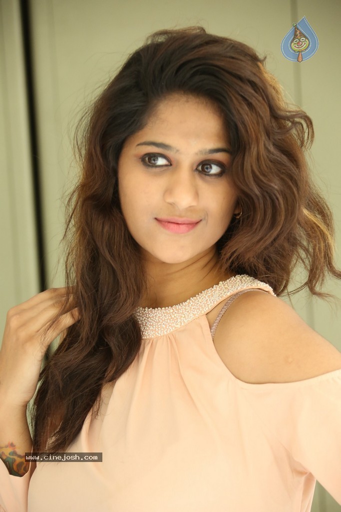 Harini New Stills - 89 / 98 photos