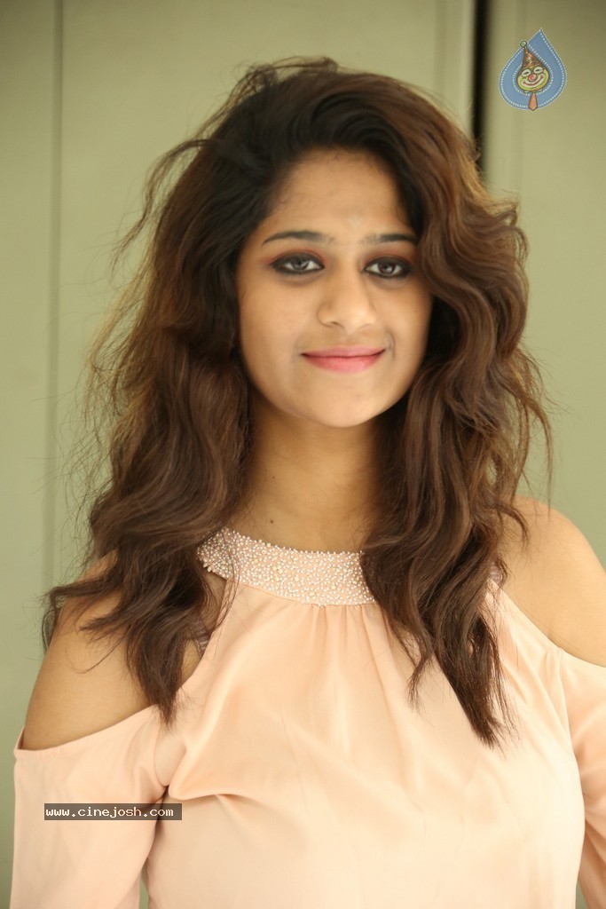 Harini New Stills - 94 / 98 photos