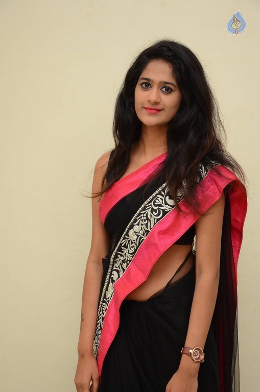 Harini Photos - 20 / 29 photos