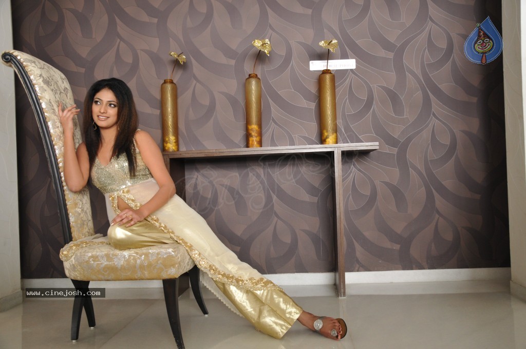 Haripriya Hot Photo Shoot - 33 / 98 photos