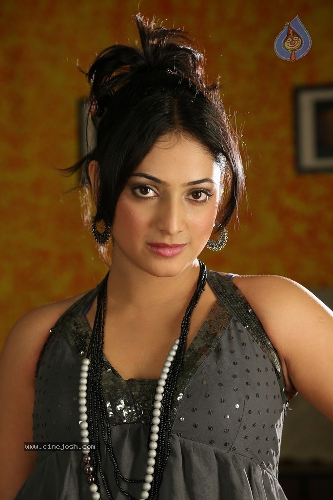 Haripriya Hot Photos - 72 / 126 photos