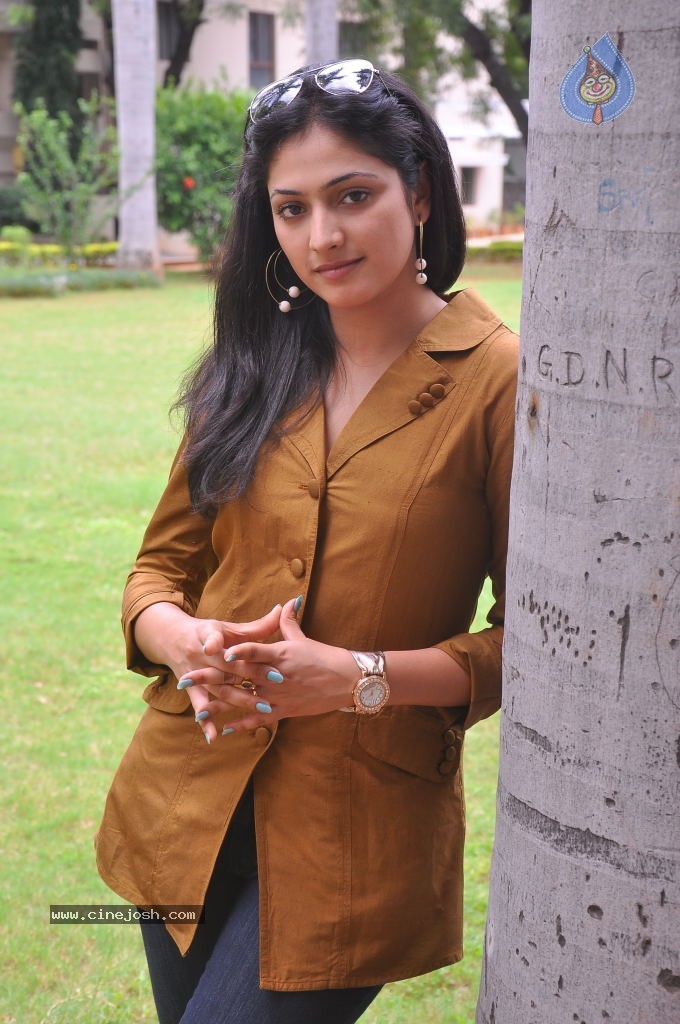 Haripriya Latest Stills - 27 / 104 photos