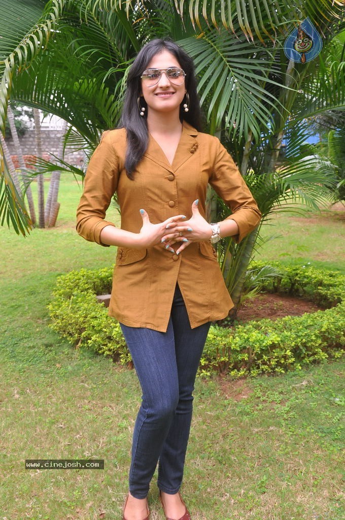 Haripriya Latest Stills - 31 / 104 photos