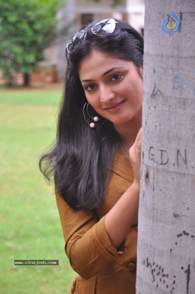 Haripriya Latest Stills - 77 / 104 photos