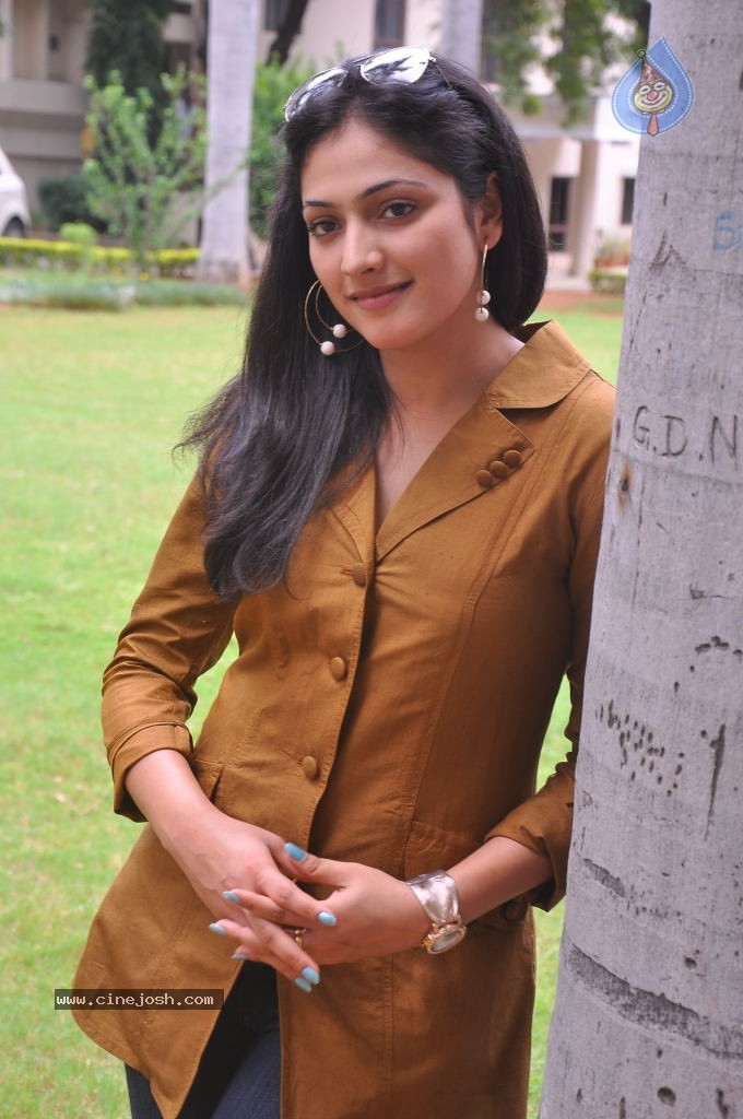 Haripriya Latest Stills - 88 / 104 photos