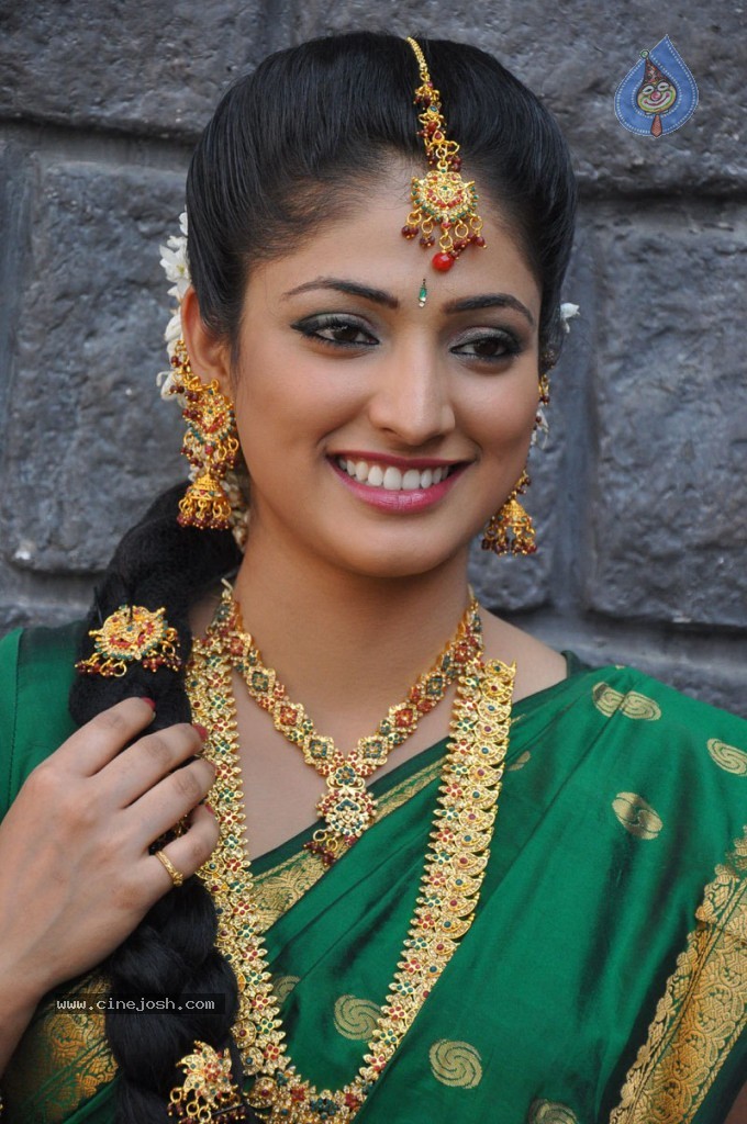 Haripriya Latest Stills - 5 / 77 photos