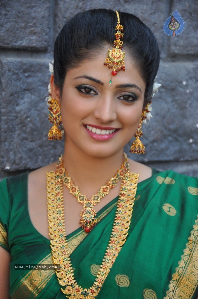 Haripriya Latest Stills - 11 / 77 photos
