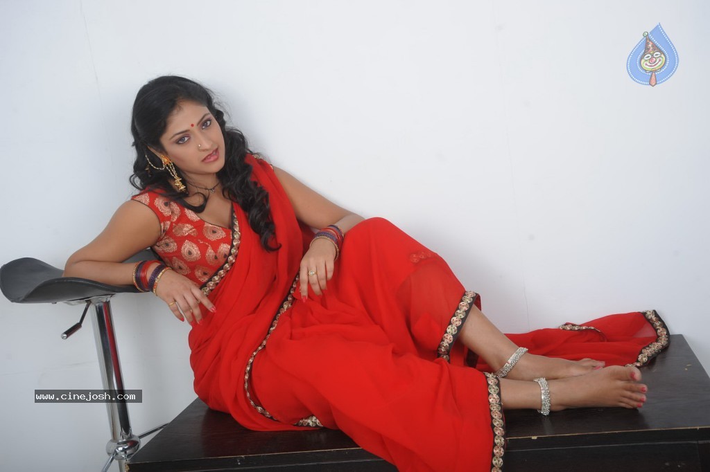 Haripriya New Hot Photos - 19 / 130 photos