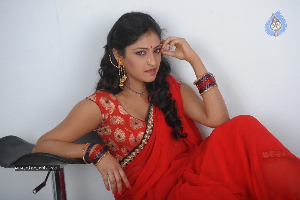 Haripriya New Hot Photos - 34 / 130 photos