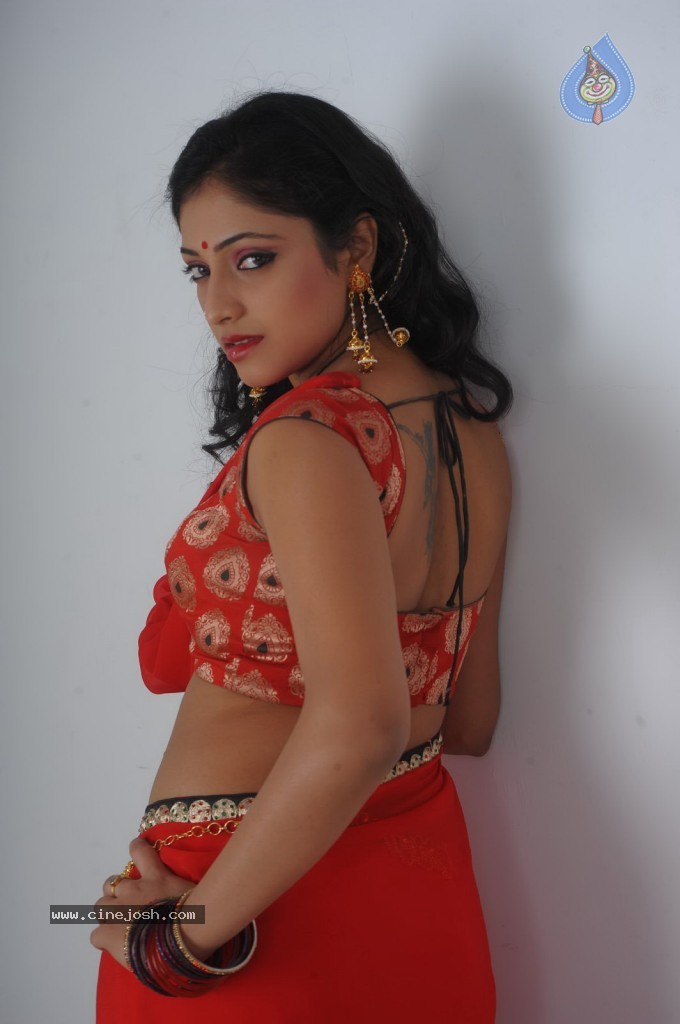 Haripriya New Hot Photos - 38 / 130 photos