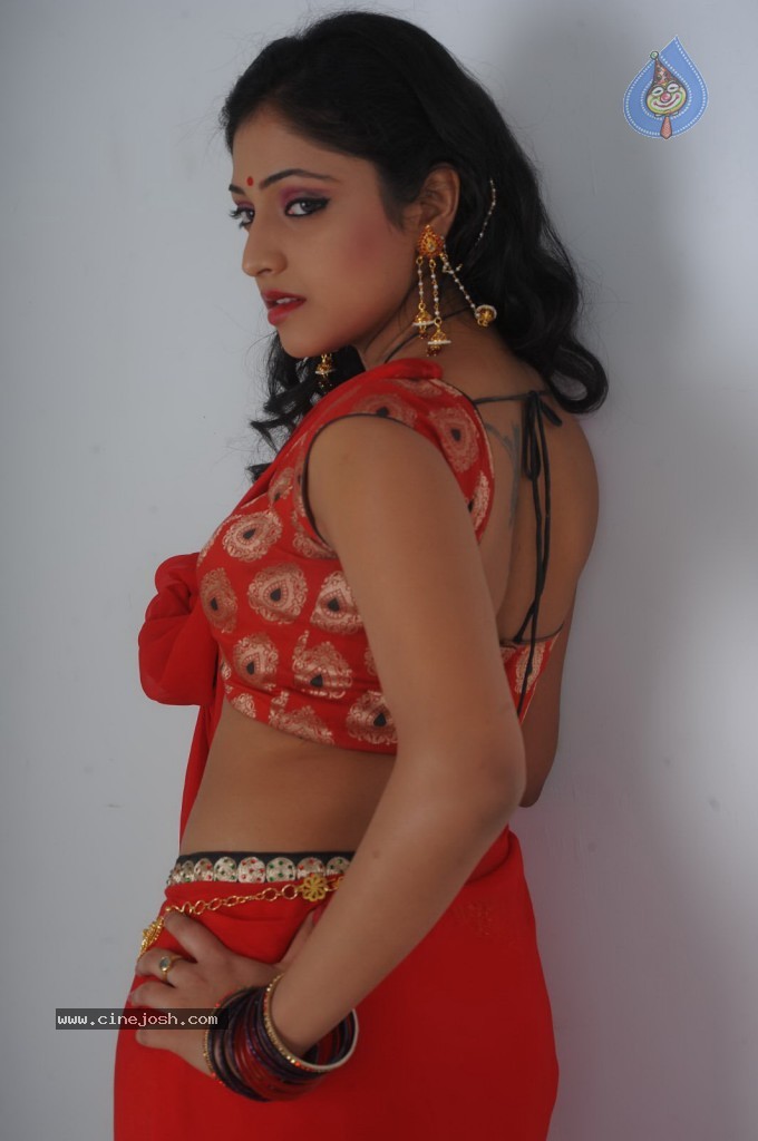 Haripriya New Hot Photos - 42 / 130 photos
