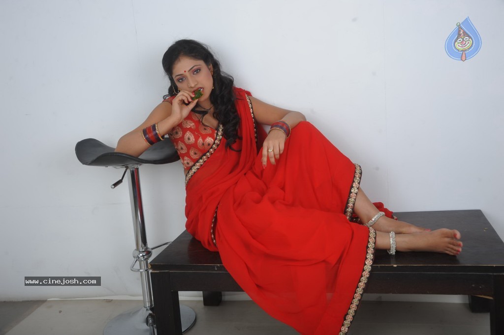 Haripriya New Hot Photos - 52 / 130 photos