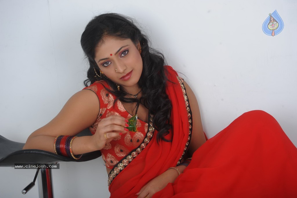 Haripriya New Hot Photos - 60 / 130 photos