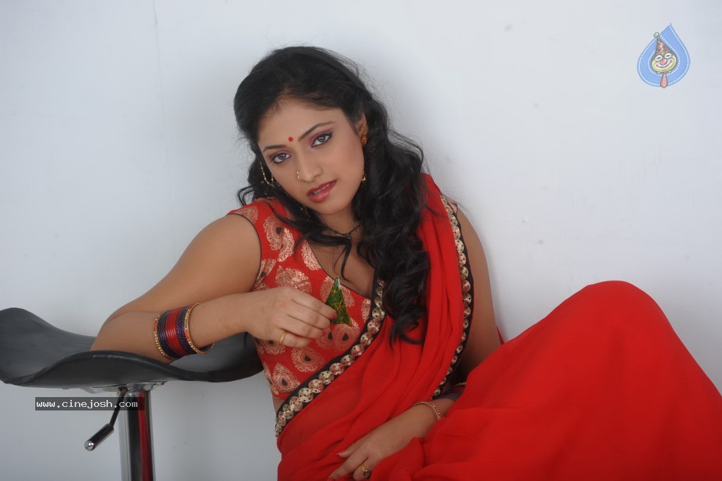 Haripriya New Hot Photos - 77 / 130 photos