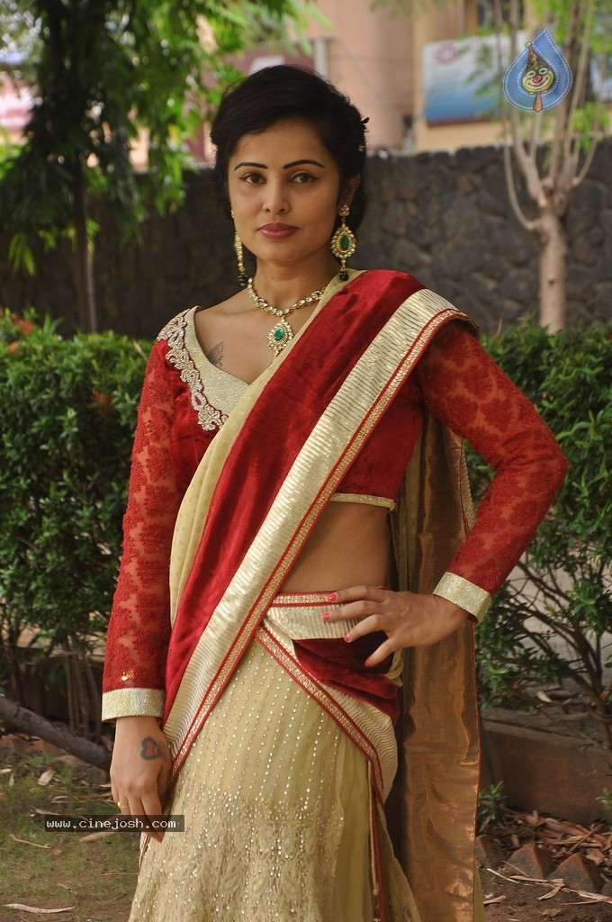 Hashika Dutt New Stills - 4 / 42 photos