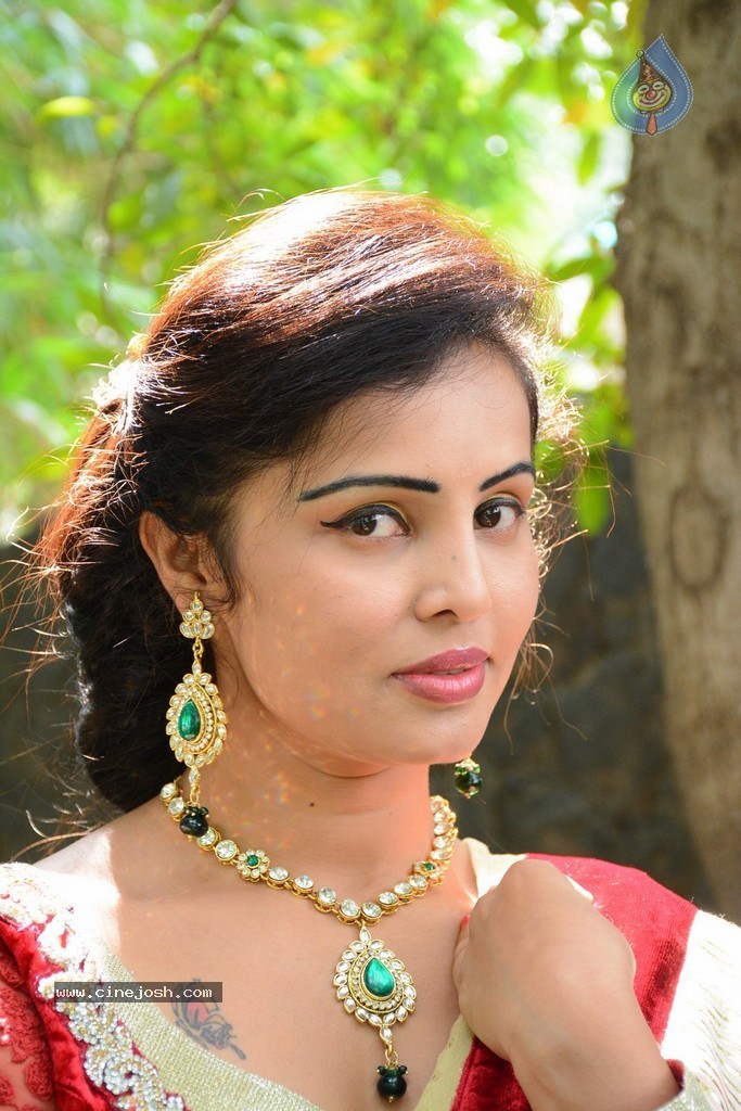 Hashika Dutt New Stills - 8 / 42 photos