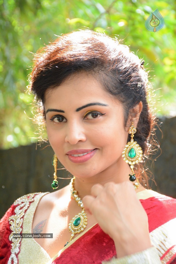 Hashika Dutt New Stills - 11 / 42 photos