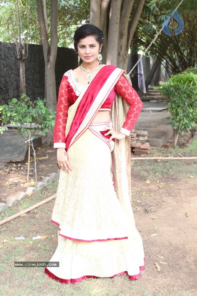 Hashika Dutt New Stills - 12 / 42 photos