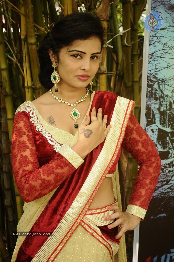 Hashika Dutt New Stills - 15 / 42 photos