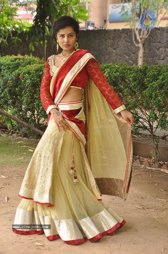 Hashika Dutt New Stills - 16 / 42 photos