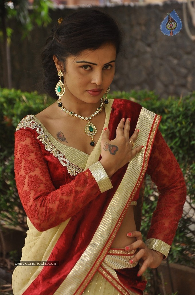 Hashika Dutt New Stills - 19 / 42 photos