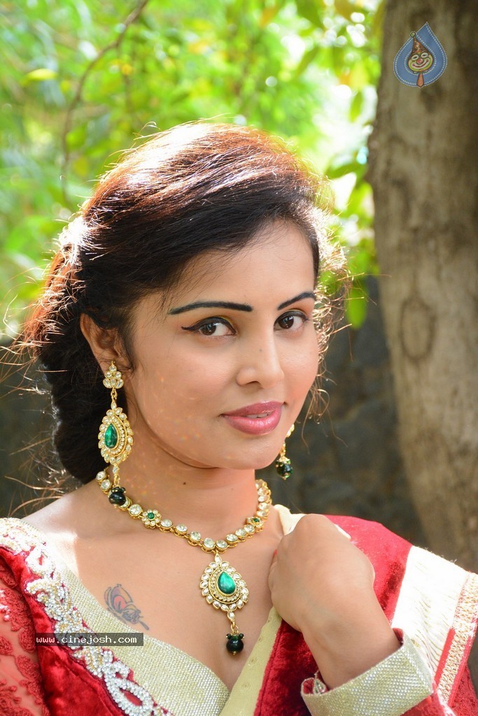 Hashika Dutt New Stills - 20 / 42 photos