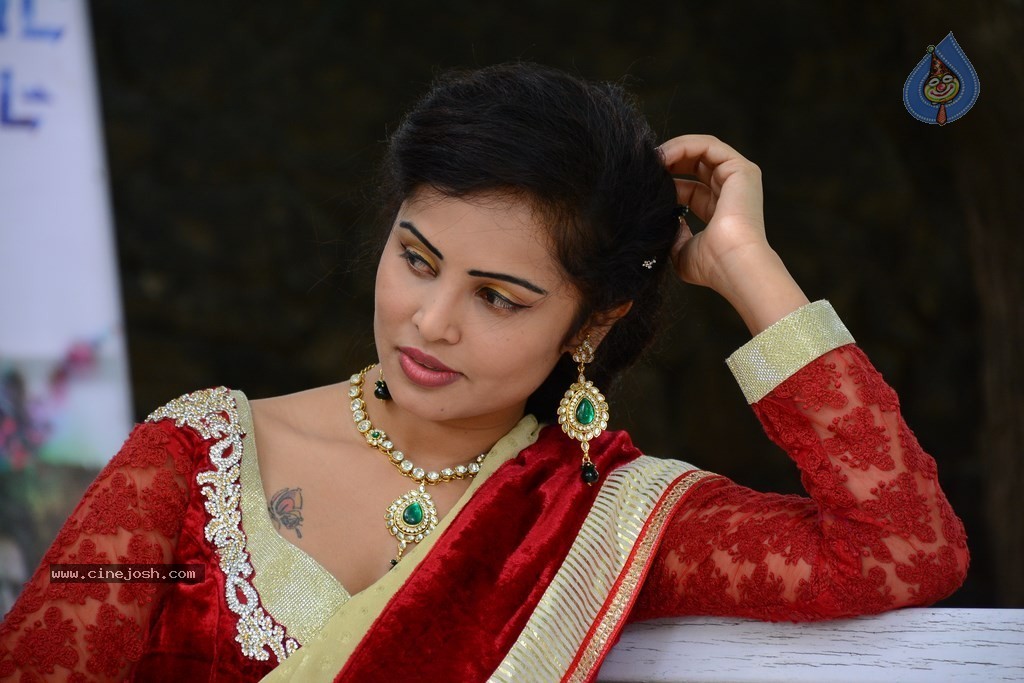 Hashika Dutt New Stills - 22 / 42 photos