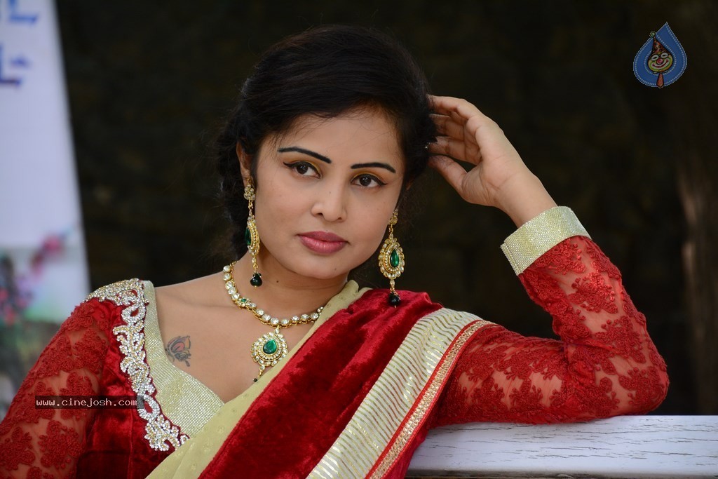 Hashika Dutt New Stills - 26 / 42 photos