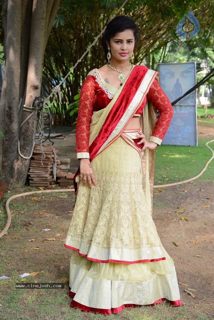 Hashika Dutt New Stills - 37 / 42 photos