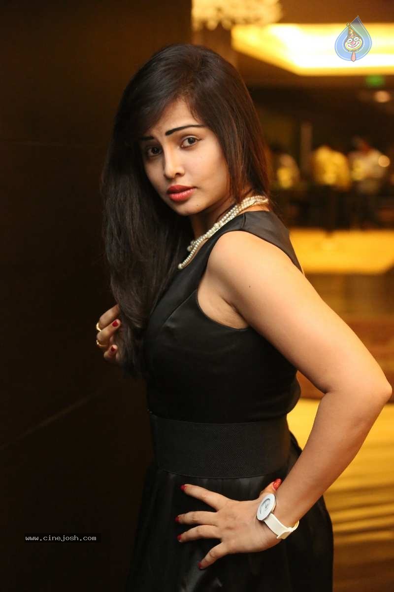 Hashika Dutt Stills - 19 / 67 photos