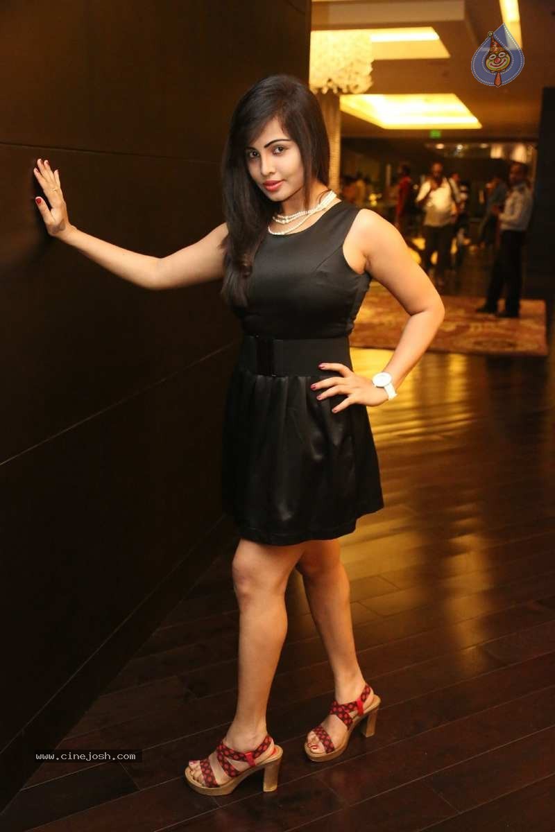 Hashika Dutt Stills - 35 / 67 photos