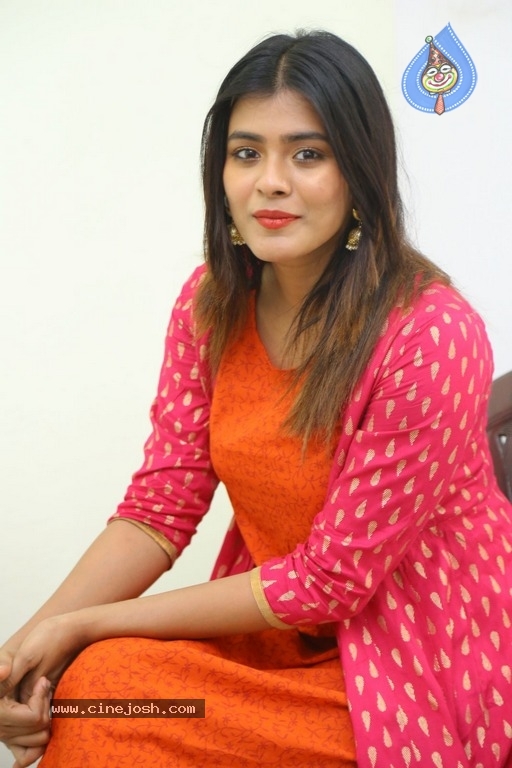 Hebah Patel Interview Photos - 5 / 17 photos