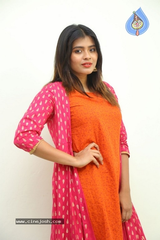 Hebah Patel Interview Photos - 12 / 17 photos