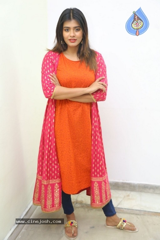 Hebah Patel Interview Photos - 13 / 17 photos