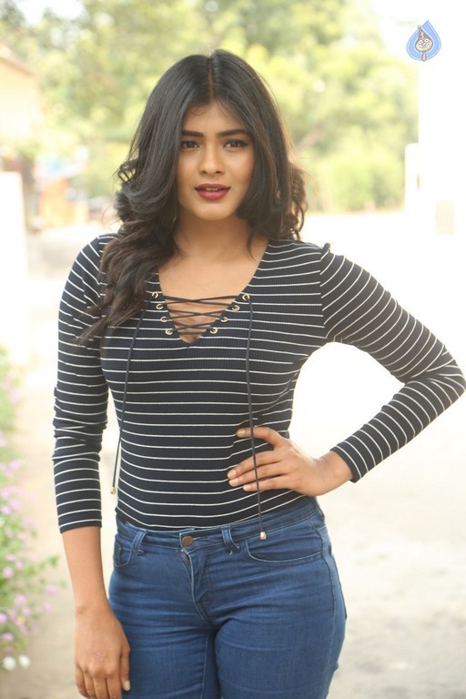 Hebah Patel Latest Gallery - 4 / 42 photos