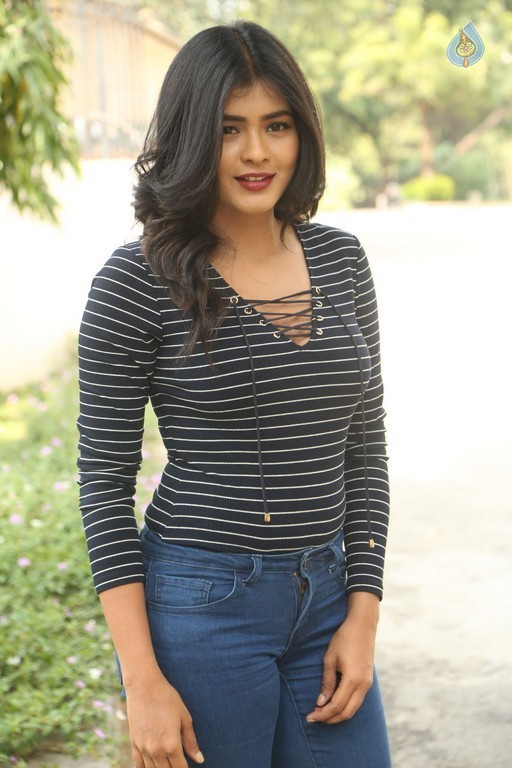 Hebah Patel Latest Gallery - 8 / 42 photos
