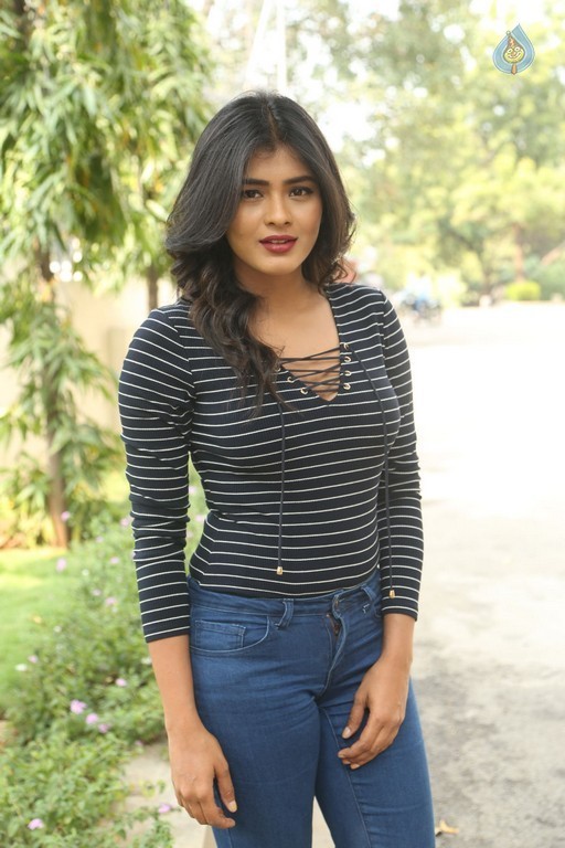 Hebah Patel Latest Gallery - 10 / 42 photos