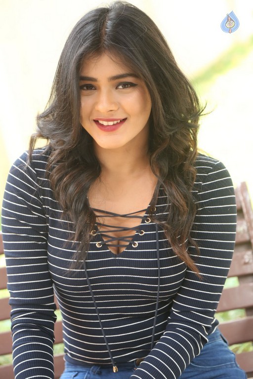 Hebah Patel Latest Gallery - 17 / 42 photos