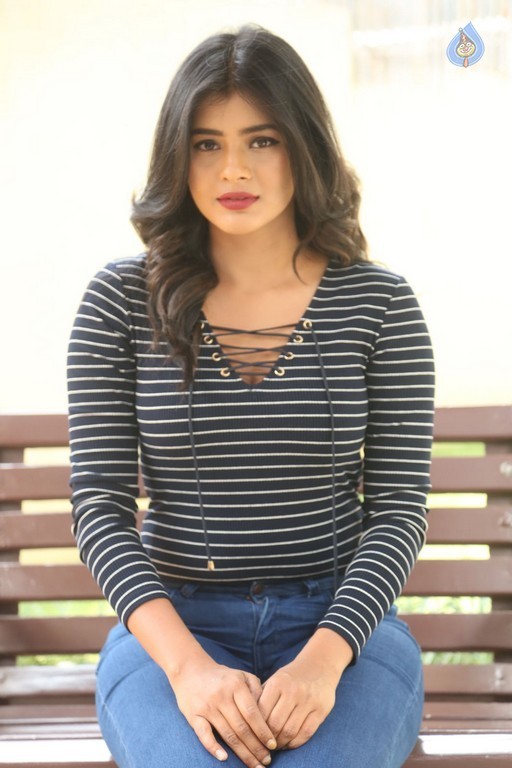 Hebah Patel Latest Gallery - 18 / 42 photos