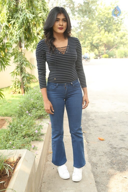 Hebah Patel Latest Gallery - 24 / 42 photos