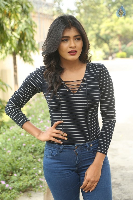 Hebah Patel Latest Gallery - 25 / 42 photos