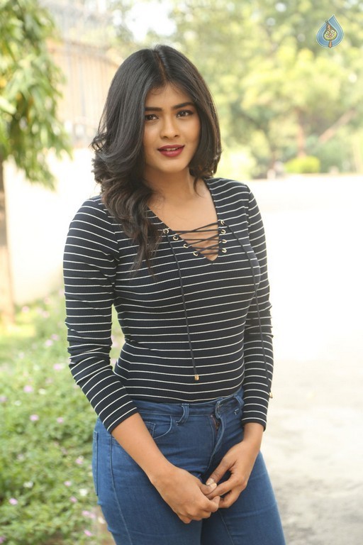 Hebah Patel Latest Gallery - 26 / 42 photos