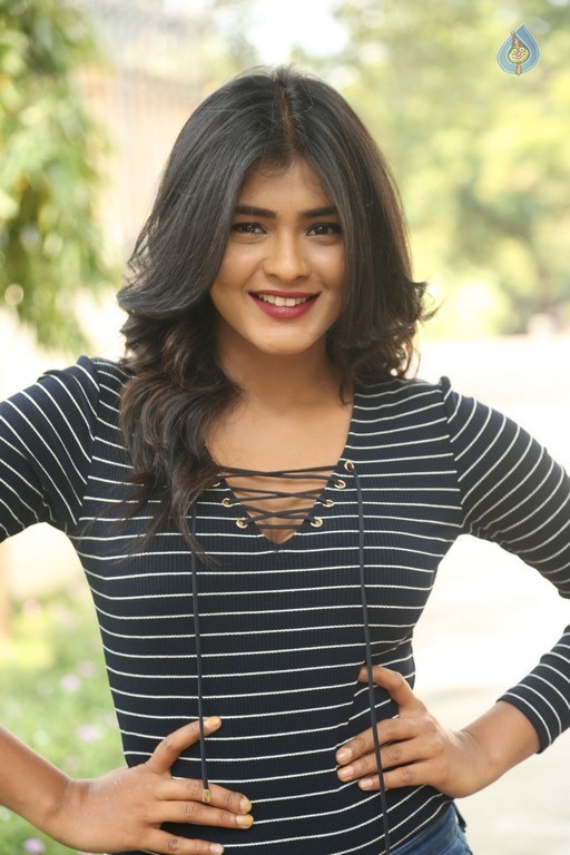 Hebah Patel Latest Gallery - 33 / 42 photos