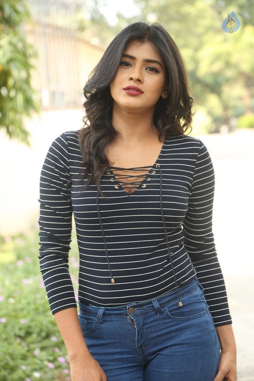 Hebah Patel Latest Gallery - 38 / 42 photos